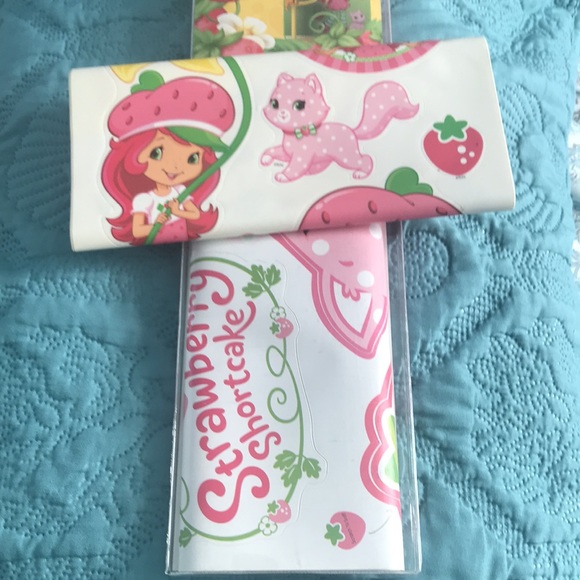 Strawberry Shortcake Peel & Stick Wall Decals - Picture 2 of 4